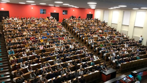 Schülerinnen und Schüler im Hörsaal