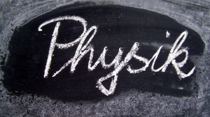 Tafel mit Schriftzug "Physik"