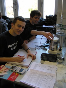 Practical course in the lab: Students conduct experiments