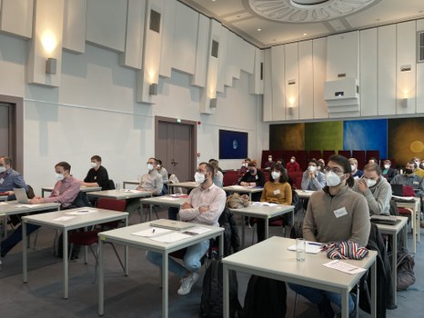 Konferenzraum mit allen Teilnehmern des Symposiums.
