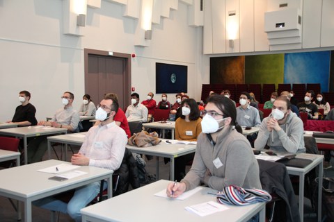 Konferenzraum mit allen Teilnehmern des Symposiums.
