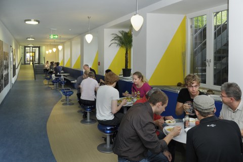 Speiseraum der Bio-Mensa &quot;U-Boot&quot;. An den Tischen sitzen Studierende und genießen ihr Essen.