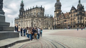 Eine Gruppe Studierender bei einer Stadtführung auf dem Theaterplatz