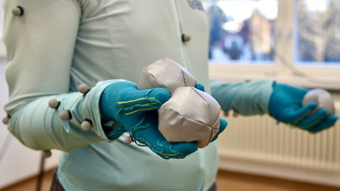 Juggling study with real or virtual balls, motion tracking and haptic feedback