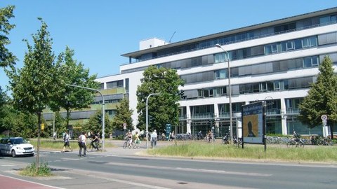 Fassade des Bürogebäudes BZW im Sommer 
