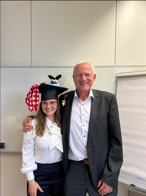 Bild von Frau Lydia Wiegand bei Ihrer Promotion mit Prof. Dr. Wegge