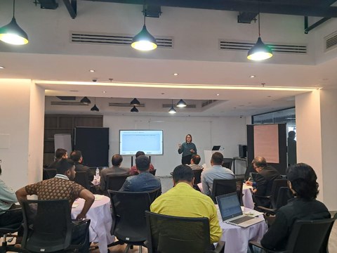 Tanja Strukelj bei der Durchführung des Trainings zu Metakompetenzen in Dhaka