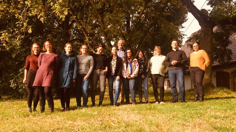 Teamfoto WOP 2021 Teilnehmer:innen der Sommerschule in Gödelitz stehen im Garten des Landgutes