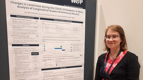 Lena Marie Uhlmann auf dem Symposium zur Einsamkeitsforschung in Hannover mit Ihrem Poster