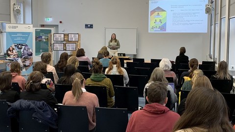 Maria Thissen während ihrem Vortrag am "Internationalen Tag der Frauen und Mädchen in der Wissenschaft"