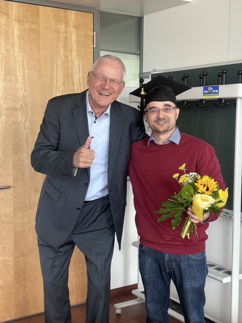 Prof. Wegge congratulates Dirk Frömmer on successfully defending his dissertation
