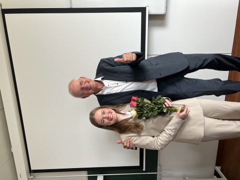 Prof. Dr. Jürgen Wegge gratuliert Maria Thissen zur Verteidigung ihrer Promotion.