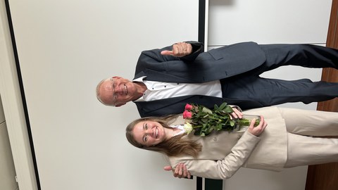 Prof. Dr. Jürgen Wegge gratuliert Maria Thissen zur Verteidigung ihrer Promotion.