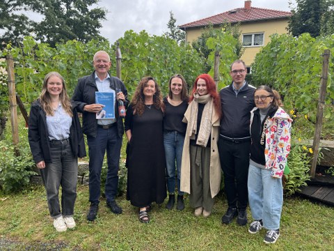 Gemeinsamer Abschied im Grünen: Mitglieder des Teams der Arbeits- und Organisationspsychologie bei einem kleinen Ausflug in die sächsische Weinlandschaft.