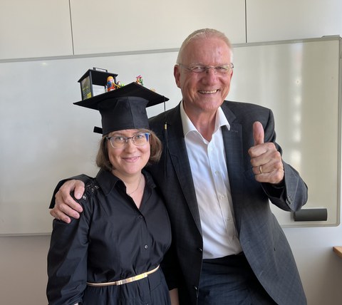 Prof. Wegge gratuliert Lena Marie Uhlmann zur erfolgreichen Verteidigung.