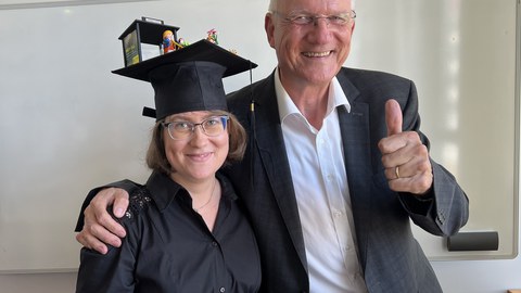 Prof. Wegge gratuliert Lena Marie Uhlmann zur erfolgreichen Verteidigung.