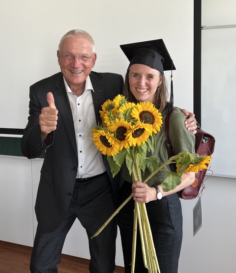 Prof. Wegge gratuliert Franca Ledermann