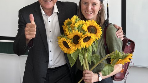 Prof. Wegge gratuliert Franca Ledermann