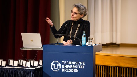 Frau Prof. Staudinger hält eine Rede beim Festakt zur Auszeichnung mit der Lohrmann-Medaille