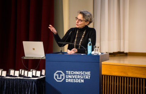 Frau Prof. Staudinger hält eine Rede beim Festakt zur Auszeichnung mit der Lohrmann-Medaille