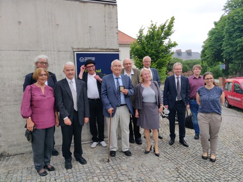 Prof. em. Peter Richter, umgeben von seinen Gästen nach der Übergabe der Bühler-Medaille der Fakultät Psychologie