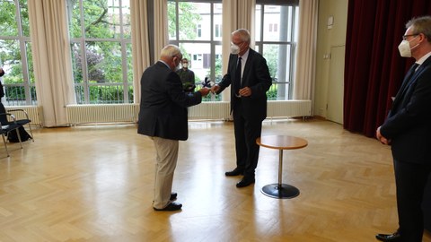 Prof. Wegge (Mitte) gratuliert Prof. Richter em. (links) und übergibt ein Geschenk der Professur WOP im Beisein des Dekans Prof. Goschke (rechts)
