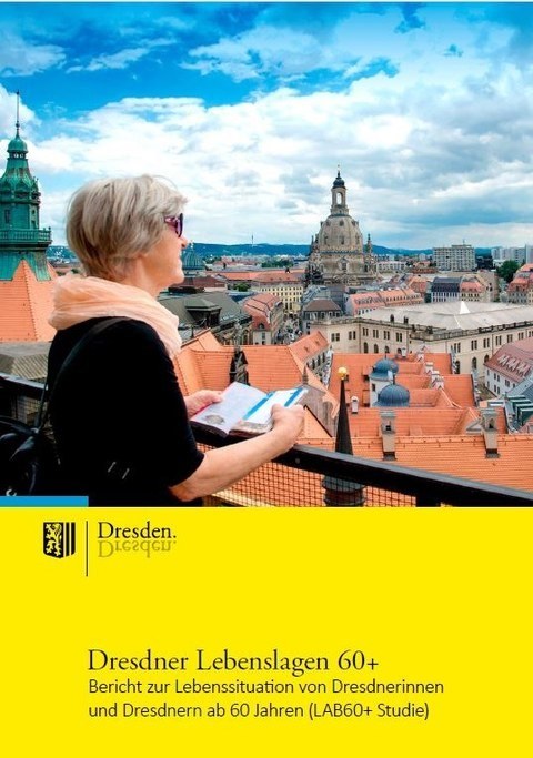 Eine ältere Frau mit weißen Haaren schaut vom Balkon aus auf Dresden, Titel der Studie Dresdner Lebenslagen 60+