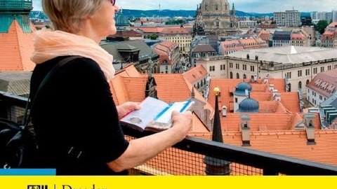 Eine ältere Frau mit weißen Haaren schaut vom Balkon aus auf Dresden, Titel der Studie Dresdner Lebenslagen 60+