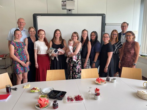 Gruppenfoto des Teams der Professur für Arbeits- und Organisationspsychologie zur Verabschiedung von Frau Dr. Dominika Wach