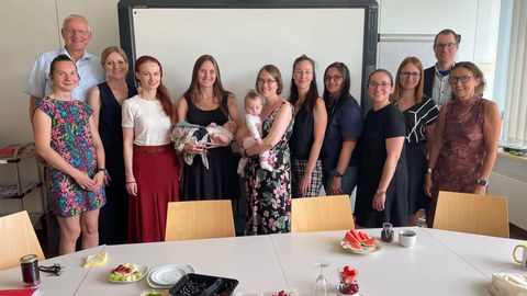 Gruppenfoto des Teams der Professur für Arbeits- und Organisationspsychologie zur Verabschiedung von Frau Dr. Dominika Wach