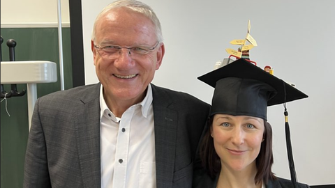 Frau Karabinski und Prof. Wegge nach der erfolgreichen Promotion von Frau Karabinski