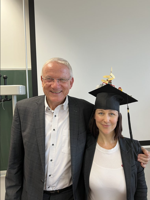 Frau Karabinski und Prof. Wegge nach der erfolgreichen Promotion von Frau Karabinski