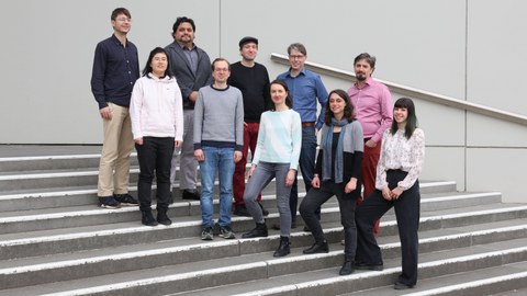 Gruppenfoto der Beschäftigten des Lehrstuhls auf den Treppen vor dem HSZ