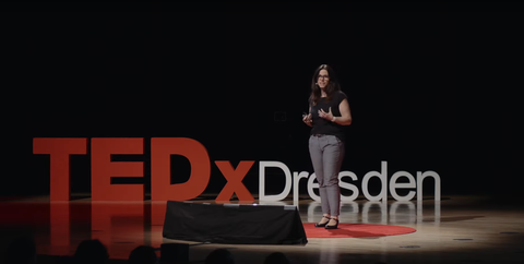 Dr. Denise Dörfel auf der Bühne von TEDx Dresden