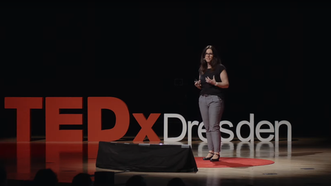Dr. Denise Dörfel auf der Bühne von TEDx Dresden