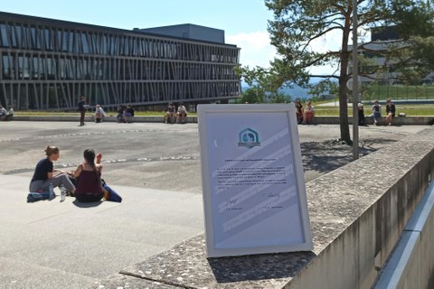 Die Urkunde des IGOR Preises für Offene und Reproduzierbare Wissenschaft 2023 auf dem Campus der Universität Tübingen