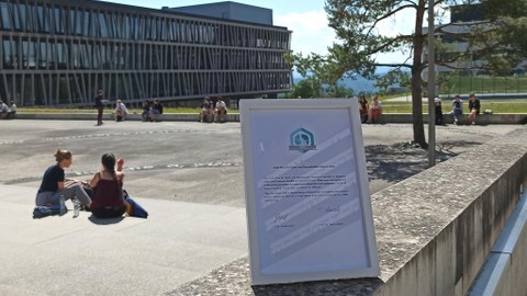 Die Urkunde des IGOR Preises für Offene und Reproduzierbare Wissenschaft 2023 auf dem Campus der Universität Tübingen