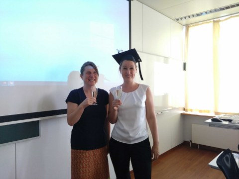 Christa Müller-Axt und Professorin von Kriegstein stoßen mit einem Glas Sekt auf die erfolgreiche Verteidigung der Doktorarbeit von Christa Müller-Axt an
