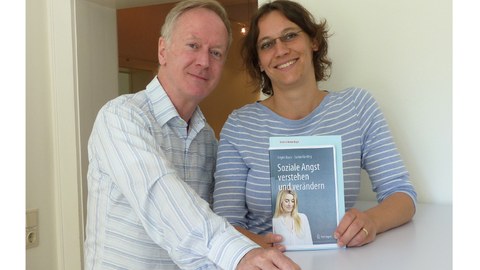 Prof. Hoyer und Dr. Härtling zeigen neues Ratgeberbuch