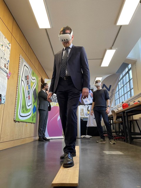 Der Sächsische Ministerpräsident mit VR-Brille