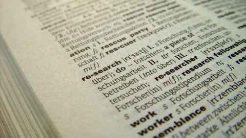 Englisch-Deutsch Wörterbuch, Ausschnitt mit dem Wort "research" ist zu sehen