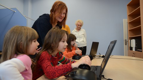 Kinder beim Computerexperiment