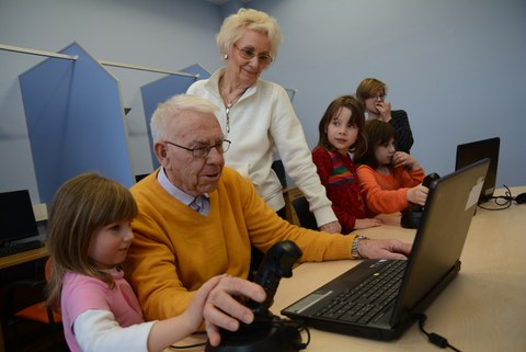 Ältere Probanden machen eine Aufgabe am Computer