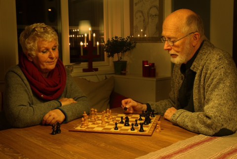 Ältere Mann und Frau  spielen Schach