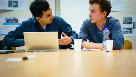 Studierende diskutieren über die wissenschaftliche Arbeit