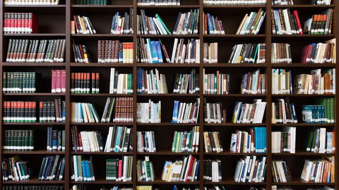 foto of bookshelf
