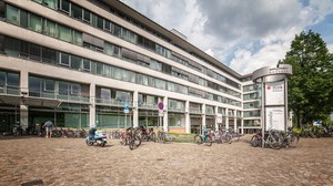 Vorplatz des Bürogebäudes Zellescher Weg und der Zweigbibliothek Derpunct