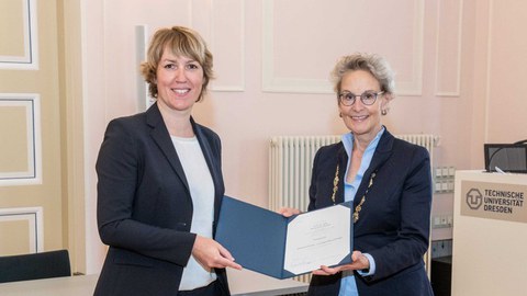 Prof. Zietlow bekommt von Rektorin Prof. Staudinger die Ernennungsurkunde überreicht