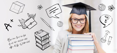 Auf dem Foto sieht man eine junge Frau mit einem Doktorhut mit einem Bücherstapel in der Hand. Auf dem Bild sind zudem diverse Symbole aus dem Bildungskontext gezeichnet, wie zum Beispiel Reagenzgläser, Formeln und Stifte.