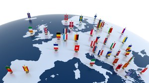 Die Darstellung zeigt den europäischen Kontinent auf einer runden Weltkugel. Auf den einzelnen Ländern stehen kleine Aufsteller mit den Nationalflaggen. 